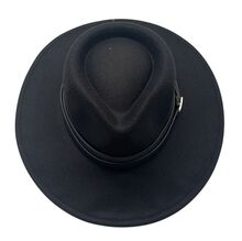 Chapeau de style fedora avec large bande orné d'une boucle métal