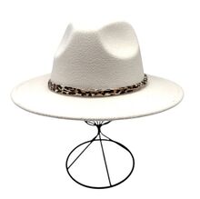 Chapeau fedora uni avec fines bandes de garniture à motif léopard