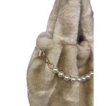 Sac à main en fausse fourrure douce avec petite chaine de perles
