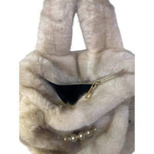 Sac à main en fausse fourrure douce avec petite chaine de perles