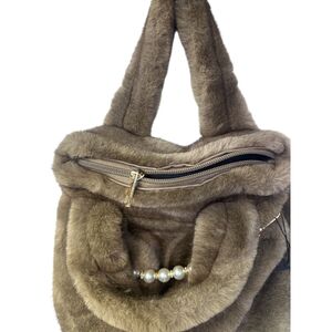 Sac à main en fausse fourrure douce avec petite chaine de perles