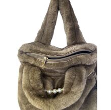 Sac à main en fausse fourrure douce avec petite chaine de perles