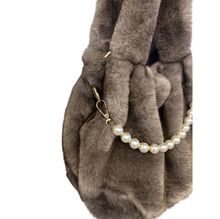 Sac à main en fausse fourrure douce avec petite chaine de perles