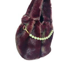 Sac à main en fausse fourrure douce avec petite chaine de perles