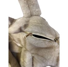 Sac cabas zippé de forme rectangulaire en fausse fourrure