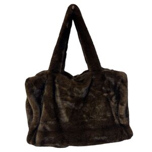 Sac cabas zippé de forme rectangulaire en fausse fourrure