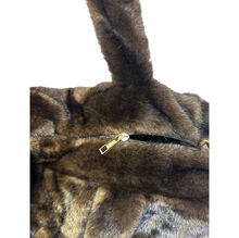 Sac cabas zippé de forme rectangulaire en fausse fourrure