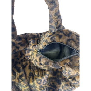 Sac cabas zippé de forme rectangulaire en fausse fourrure