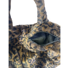 Sac cabas zippé de forme rectangulaire en fausse fourrure