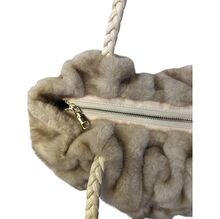 Sac à main effet froncé en fausse fourrure avec anses tressées