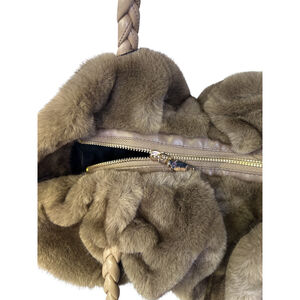 Sac à main effet froncé en fausse fourrure avec anses tressées