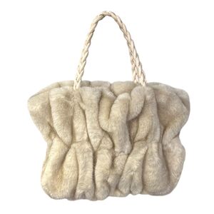 Sac en fausse fourrure froncé avec anses tressées et bandoulière chaîne