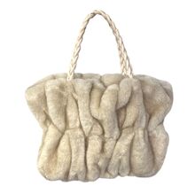 Sac en fausse fourrure froncé avec anses tressées et bandoulière chaîne