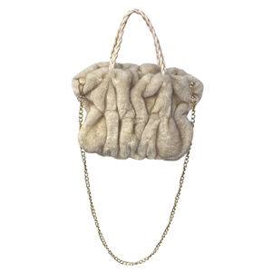 Sac en fausse fourrure froncé avec anses tressées et bandoulière chaîne