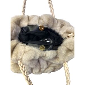 Sac en fausse fourrure froncé avec anses tressées et bandoulière chaîne