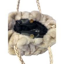 Sac en fausse fourrure froncé avec anses tressées et bandoulière chaîne