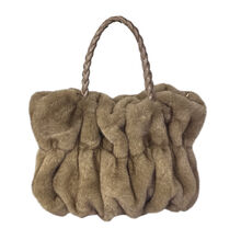 Sac en fausse fourrure froncé avec anses tressées et bandoulière chaîne