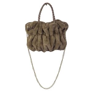 Sac en fausse fourrure froncé avec anses tressées et bandoulière chaîne