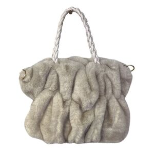 Sac en fausse fourrure froncé avec anses tressées et bandoulière chaîne