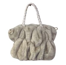 Sac en fausse fourrure froncé avec anses tressées et bandoulière chaîne