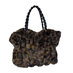 Sac en fausse fourrure froncé avec anses tressées et bandoulière chaîne