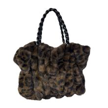 Sac en fausse fourrure froncé avec anses tressées et bandoulière chaîne