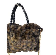 Sac en fausse fourrure froncé avec anses tressées et bandoulière chaîne