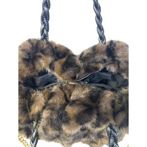Sac en fausse fourrure froncé avec anses tressées et bandoulière chaîne