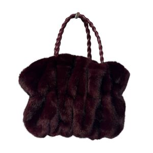 Sac en fausse fourrure froncé avec anses tressées et bandoulière chaîne