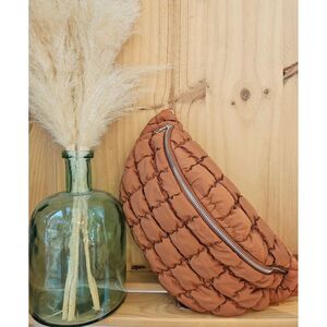 Sac banane matelassé pour femme à l'aspect d'une doudoune