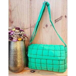 Sac à bandoulière au design matelassé avec un motif de carrés