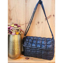 Sac à bandoulière au design matelassé avec un motif de carrés