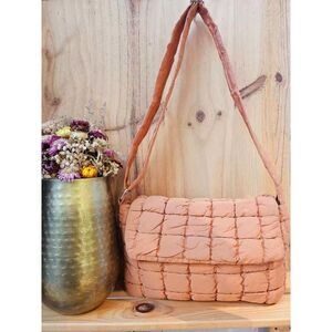 Sac à bandoulière au design matelassé avec un motif de carrés