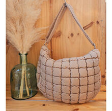 Sac à bandoulière matelassé en forme demi-lune couleur unie