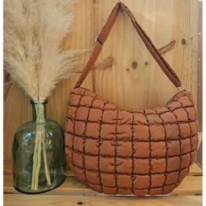 Sac à bandoulière matelassé en forme demi-lune couleur unie