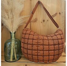 Sac à bandoulière matelassé en forme demi-lune couleur unie