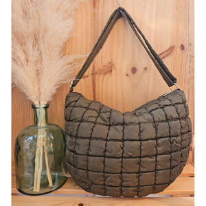 Sac à bandoulière matelassé en forme demi-lune couleur unie