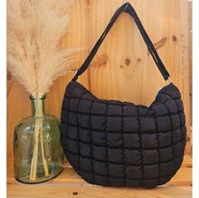 Sac à bandoulière matelassé en forme demi-lune couleur unie