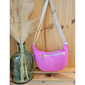 Sac en polyester avec zip sur l'avant et bandoulière réglable