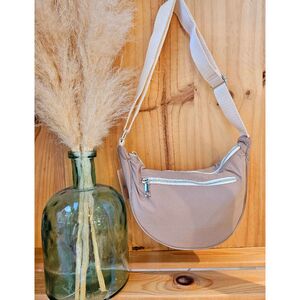 Sac en polyester avec zip sur l'avant et bandoulière réglable