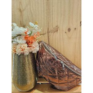 Sac banane matelassé au fini métallisé sécurisé de double glissière