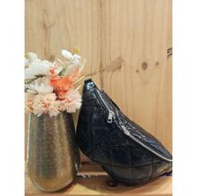 Sac banane matelassé au fini métallisé sécurisé de double glissière