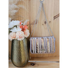 Sac bandoulière matelassé et métallisé brillant avec chaîne