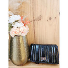 Sac bandoulière matelassé et métallisé brillant avec chaîne