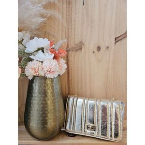 Sac bandoulière matelassé et métallisé brillant avec chaîne