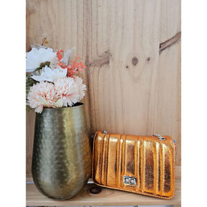 Sac bandoulière matelassé et métallisé brillant avec chaîne