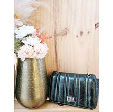 Sac bandoulière matelassé et métallisé brillant avec chaîne