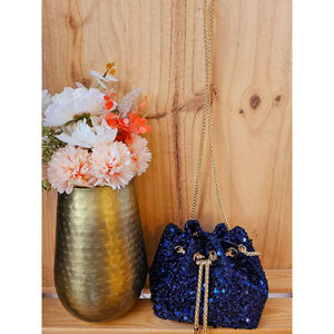 Sac bourse recouvert avec sequins à fermeture par cordon