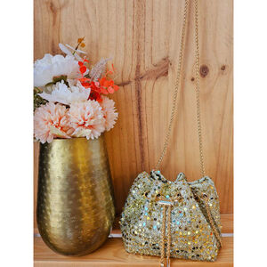 Sac bourse recouvert avec sequins à fermeture par cordon