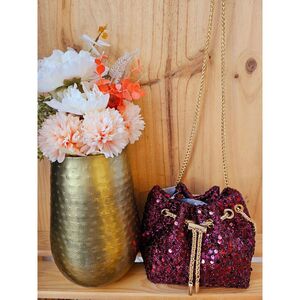 Sac bourse recouvert avec sequins à fermeture par cordon